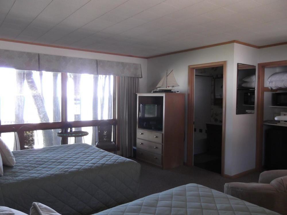 Square Rigger Harbor Motel Бейлис-Харбор Экстерьер фото